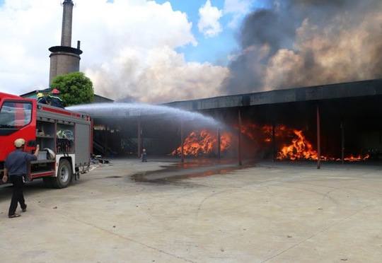 
Lửa bốc cháy ngùn ngụt ở Nhà máy rác thải ở Thanh Hóa
