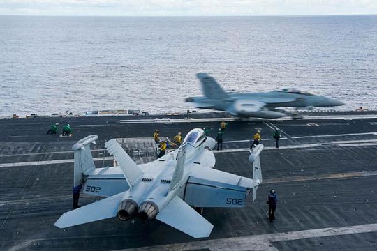 Máy bay EA-18G Growler cất cánh trên tàu sân bay USS John C. Stennis ở biển Đông ngày 5-6. Ảnh: U.S. NAVY