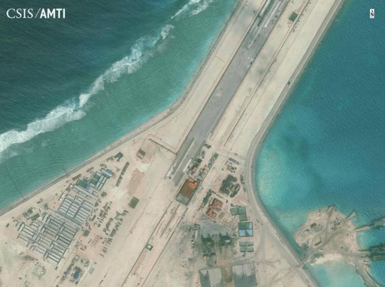 
Đường băng Trung Quốc xây trái phép trên đá Xu Bi ở biển Đông. Ảnh: CSIS

