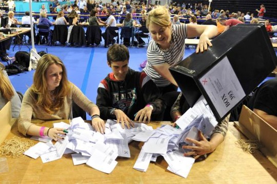 Kiểm phiếu tại tại Glasgow, Scotland hôm 23-6. Ảnh: REUTERS