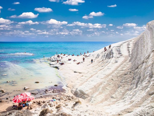 
Scala dei Turchi ở Agrigento (Italy) là một vách đá trắng, bị nước biển xói mòn thành dạng bậc thang, cho phép du khách đi bộ xuống bãi biển phía dưới. Du khách cũng thường nhảy xuống nước từ các vách đá cạnh đó.
