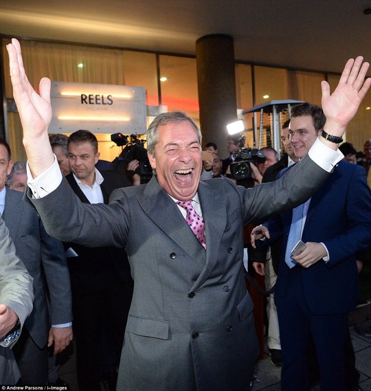 Chính khách theo khuynh hướng Brexit Nigel Farage vui mừng khi Anh rời EU. Ảnh: I-IMAGES