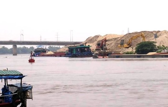 
Tình trạng khai thác cái phép trên sông Đáy ở Ninh Bình thời gian qua diễn biến rất phức tạp
