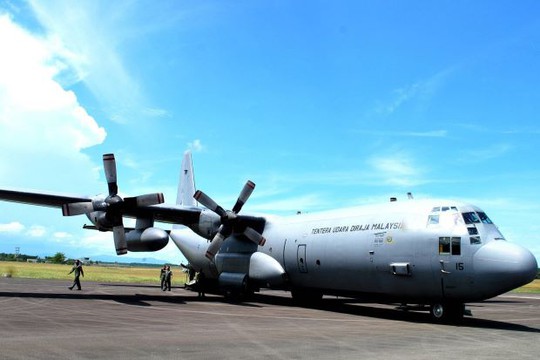 Một chiếc C-130 của Malaysia bị chiến đuấ cơ Indonesia chặn khi đang tới đảo Labuan. Ảnh: THE STAR