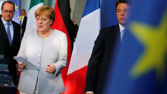 Bà Merkel (giữa), ông Hollande (trái) và ông Renzi tại thủ đô Berlin – Đức ngày 27-6. Ảnh: REUTERS