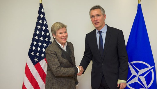 Tổng thư ký NATO Jens Stoltenberg (phải) thông báo bổ nhiệm bà Rose Gottemoeller. Ảnh: NATO