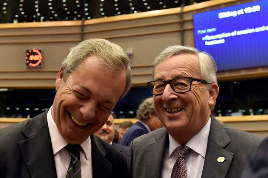 Chủ tịch EC Jean-Claude Juncker chào đón thủ lĩnh UKIP Nigel Farage tại Brussels ngày 28-6. Ảnh: REUTERS