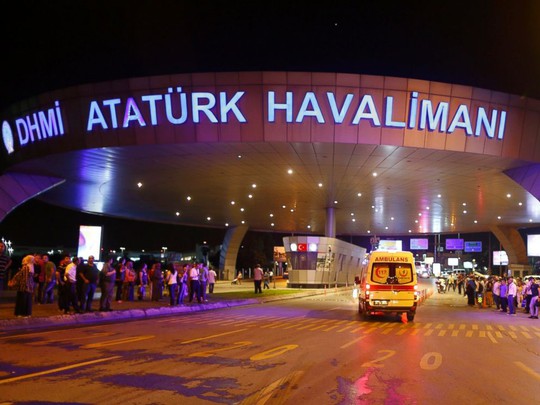 
Vụ tấn công khủng bố xảy ra tại sân bay quốc tế Ataturk, TP Istanbul. Ảnh: REUTERS
