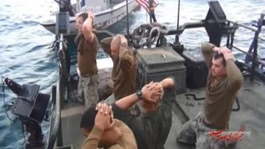 10 thủy thủ Mỹ bị bắt quỳ trên tàu. Ảnh: IRIB NEWS