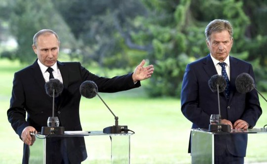 Tổng thống Nga Vladimir Putin (trái) gặp người đồng cấp Phần Lan tại TP Naantali hôm 1-7. Ảnh: REUTERS