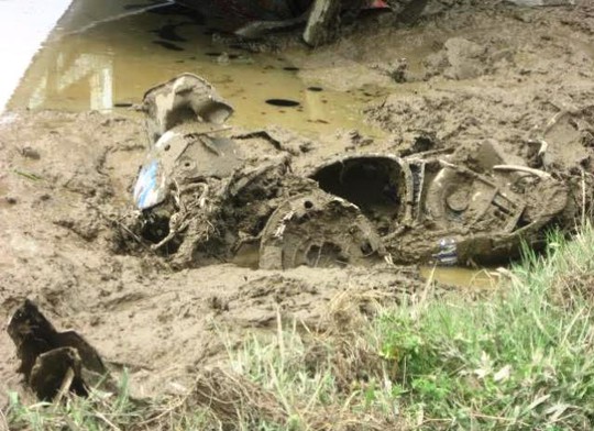 
Chiếc xe máy hư hỏng nặng nằm sâu dưới ruộng lúa mới cấy do bị xe ô tô đè lên
