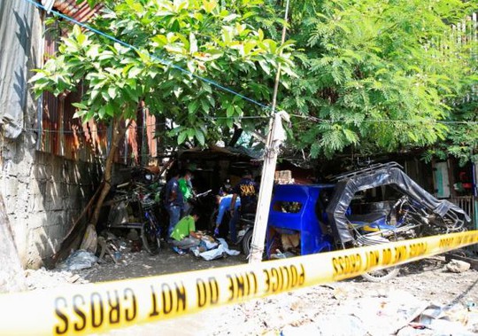 Cảnh sát Quốc gia Philippines (PNP) kiểm tra thi thể của 1 trong 5 kẻ buôn ma túy bị giết hôm 3-7 ở Manila. Ảnh: REUTERS