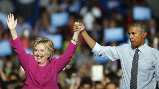 Bà Clinton (trái) thở phào khi chấm dứt sự đeo đẳng về pháp lý liên quan tới bê bối email. Ảnh: AP