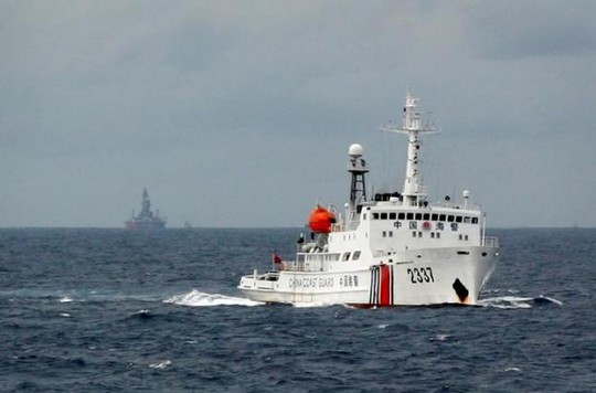 Tàu cảnh sát biển Trung Quốc đậu gần giàn khoan Hải Dương 981 ở biển Đông ngày 13-6-2014. Ảnh: REUTERS