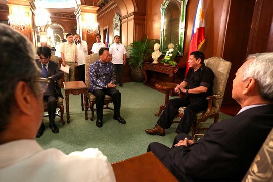 Đại sứ Triệu Giám Hoa (trái) gặp Tổng thống Rodrigo Duterte (phải) tại Điện Malacañang hôm 7-7. Ảnh: RAPPLER