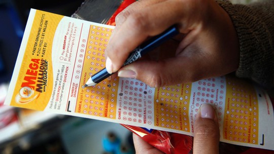 Mỗi vé Mega Millions có giá chỉ 1 USD. Ảnh: AP