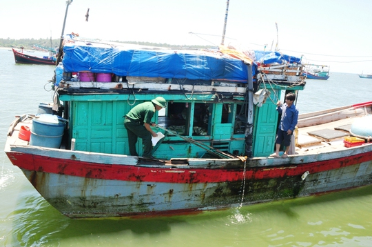 Một tàu cá ngư dân Quảng Ngãi bị tàu Trung Quốc tông vỡ thân tàu hồi tháng 6-2016. Ảnh: Tử Trực