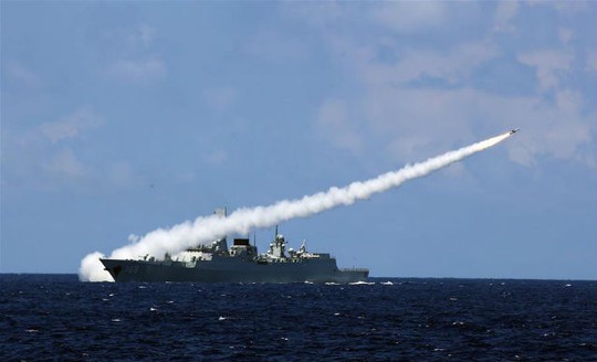 Trung Quốc tập trận phóng tên lửa thật ở biển Đông. Ảnh: SHANGHAIIST