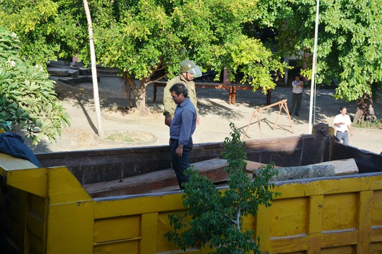 
Xe chở gỗ bị bắt giữ vẫn đang tạm giữ tại xã EaTrol (Ảnh: Đào Cương)

