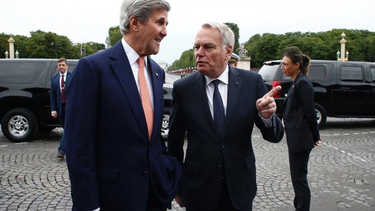 Ngoại trưởng Mỹ John Kerry (trái) ở Paris - Pháp hôm 14-7 trước khi ông đến Moscow vào tối cùng ngày. Ảnh: AP