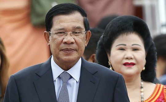 Thủ tướng Campuchia Hun Sen và vợ, bà Bun Rany. Ảnh: AP