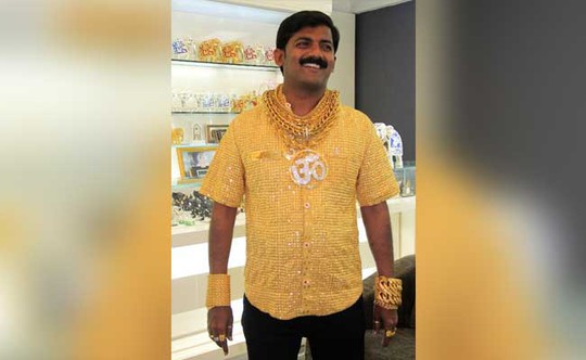 Ông Phuge mặc chiếc áo vàng ròng nặng 3,5 kg. Ảnh: NDTV