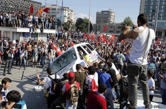 Tháng 6-2013, ông Erdogan sống sót sau các cuộc biểu tình phản đối ở Istanbul. Ảnh: REUTERS