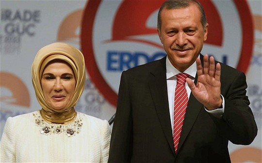 Vợ ông Erdogan đeo khăn trùm đầu. Ảnh: AP