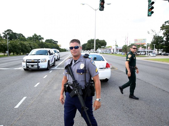 
Cảnh sát phong tỏa một con đường sau vụ xả súng ở Baton Rouge. Ảnh: REUTERS
