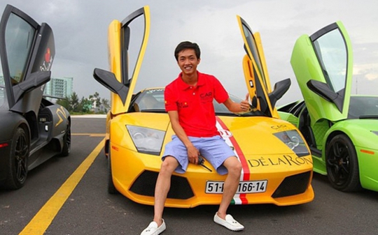 
Cường “đô la” được biết đến là một trong những đại gia chịu có tiếng tại Việt Nam với sở thích sưu tập các loại siêu xe có giá “khủng”
