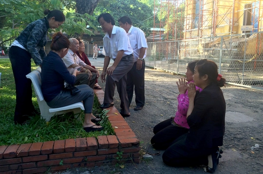 
Sáng 18-7, trước khi diễn ra phiên tòa phúc thẩm vụ thảm sát Bình Phước, bà Vũ Thị Thi – mẹ bị cáo Vũ Văn Tiến đã quỳ lạy gia đình nạn nhân, mong tha thứ cho tội lỗi con mình.
