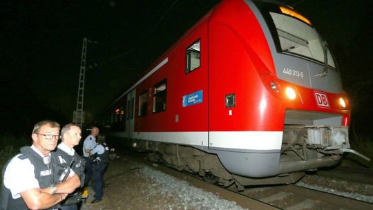 Vụ tấn công xảy ra trên chuyến tàu giữa Treuchlingen và Wurzburg. Ảnh: EPA