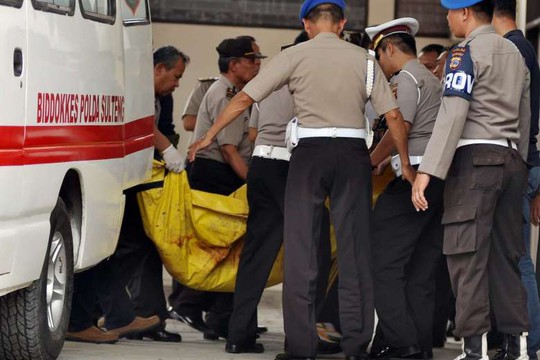 Cảnh sát mang thi thể Santoso và Muchtar tại bệnh viện tỉnh Trung Sulawesi hôm 19-7. Ảnh: EPA