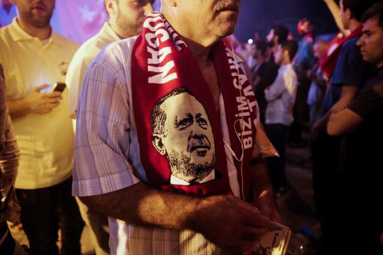 Một người ủng hộ đeo chiếc khăn in hình Tổng thống Thổ Nhĩ Kỳ Tayyip Erdogan tại Istanbul hôm 19-7. Ảnh: REUTERS