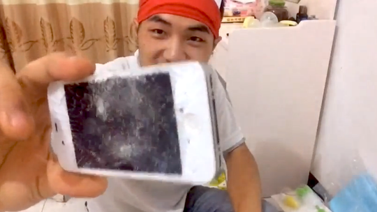 Một thanh niên đập vỡ iPhone của Apple. Ảnh: MASHABLE