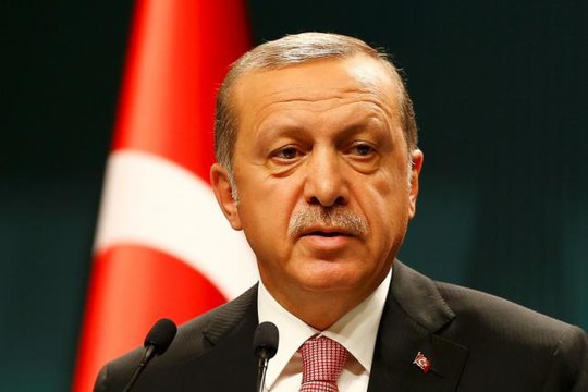 Tổng thống Thổ Nhĩ Kỳ Tayyip Erdogan nói tại họp báo sau khi tham dự cuộc họp nội các tại dinh tổng thống hôm 20-7. Ảnh: REUTERS