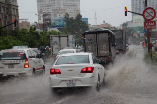 Đường Nguyễn Hữu Cảnh (quận Bình Thạnh) ngập nhẹ trong cơn mưa chiều 26-7