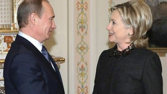 Ông Putin gặp bà Clinton tại một hội nghị ở Novo-Ogaryovo, ngoại ô Moscow tháng 3-2010. Ảnh: AP