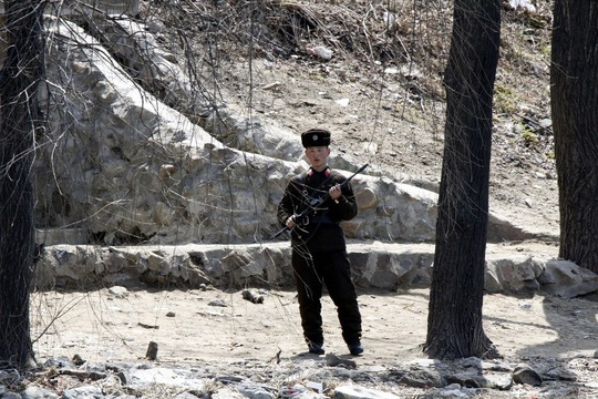 Một binh sĩ Triều Tiên tuần tra bờ sông Áp Lục dọc biên giới với Trung Quốc. Ảnh: IMAGINE CHINA