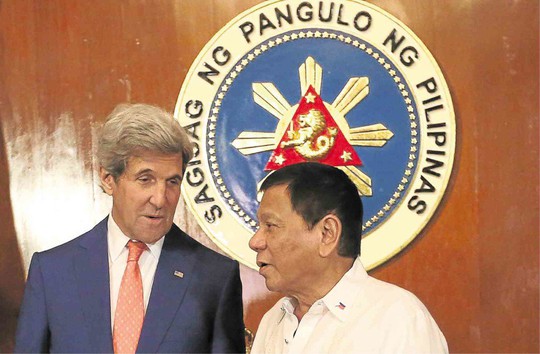 
Ngoại trưởng Kerry (trái) và Tổng thống Duterte trao đổi hôm 27-7. Ảnh: INQUIRER
