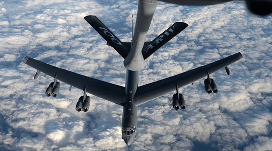 Một chiếc B-52 đang được tiếp liệu trên không trong khuôn khổ cuộc tập trận Polar Roar. Ảnh: U.S. AIR FORCE