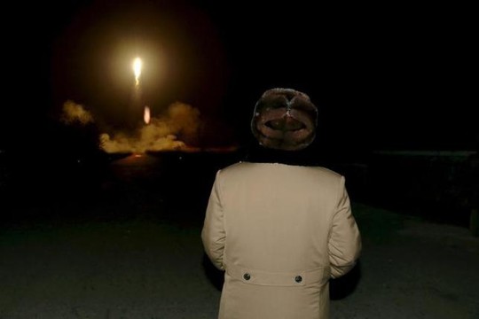 
Lãnh đạo Triều Tiên Kim Jong-un thị sát một vụ phóng tên lửa, trong bức ảnh công bố hồi tháng 3-2016. Ảnh: KCNA
