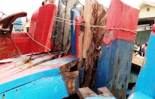
Chiếc tàu cá vỏ gỗ của anh Hòa bị tàu lạ bằng sắt đâm hỏng nát phần mũi tàu, ước tính thiệt hại khoảng 500 triệu đồng
