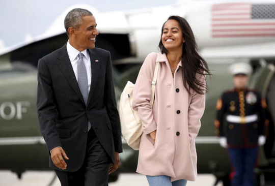 Tổng thống Obama (trái) và ái nữ Malia. Ảnh: REUTERS