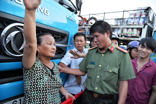 Ông Nguyễn Thanh Trang, Giám đốc Công an tỉnh Quảng Ngãi vận động người dân ra về