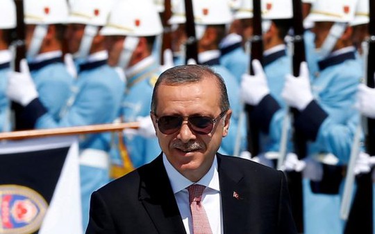 Tổng thống Erdogan duyệt đội danh dự tại Ankara hôm 5-8. Ảnh: REUTERS