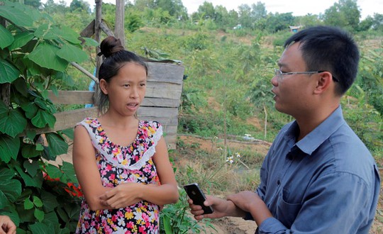 Chị Sùng Thị Mông kể với phóng viên báo Người lao động về việc phiên dịch cho phóng viên VTV