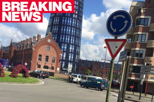 Hiện trường vụ 2 cảnh sát Bỉ bị tấn công bằng dao. Ảnh: TWITTER