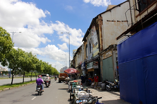 
Hàng loạt căn nhà cổ từ số nhà 220 đến 240 Võ Văn Kiệt (Bến Chương Dương cũ; quận 1, TP HCM) đã xuống cấp trầm trọng, có thể đổ sập bất cứ lúc nào.
