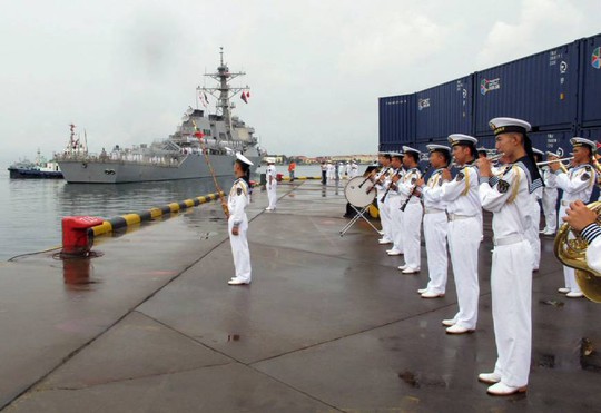 Tàu USS Benfold cập cảng Thanh Đảo ngày 8-8. Ảnh: AP